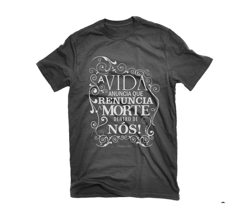 Camiseta "A Vida Anuncia" - Lojinha O Teatro Mágico
