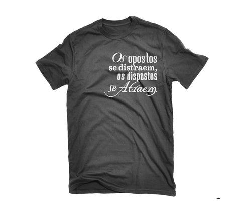 Camiseta "Os opostos se distraem, os dispostos se atraem" - Lojinha O Teatro Mágico